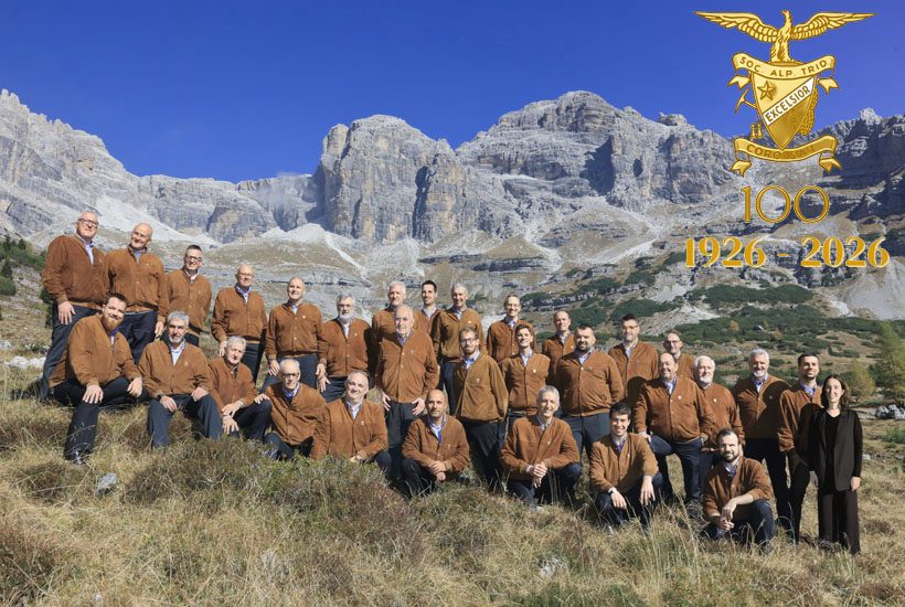 Il Coro SAT fotografato in montagna per il centenario 1926-2026